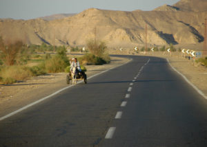 angelo_zisa_strada_egitto_deserto_luxsor_carretto
