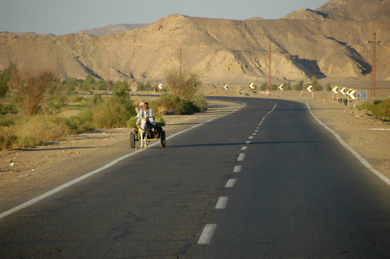 angelo_zisa_strada_egitto_deserto_luxsor_carretto