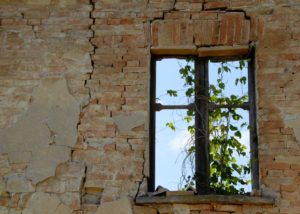 bello_franco_finestra_casa_rovina