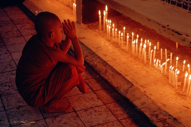 Sergio_Ardissone_Monachello_in_preghiera_con_candele_Birmania